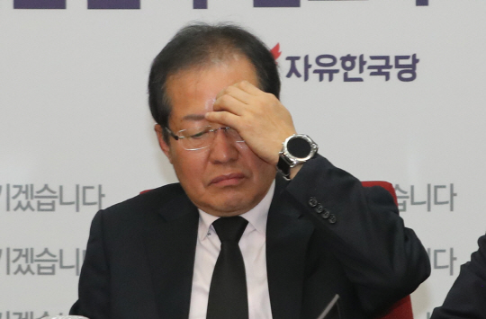 홍준표 자유한국당 대표가 박근혜 전 대통령 제명 처리 등을 위해 3일 오전 서울 여의도 당사에서 열린 최고위원회의에 입장해 잠시 생각에 잠겨 있다./연합뉴스