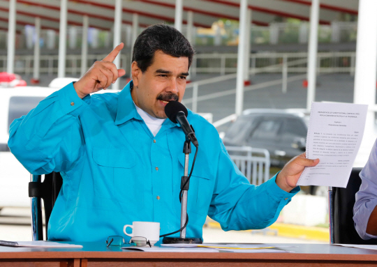 니콜라스 마두로 베네수엘라 대통령이 2일(현지시간) 수도 카라카스의 한 행사에서 연설을 하고 있다. /AFP연합뉴스