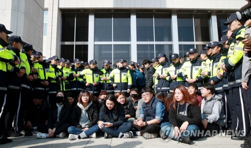 3일 오후 국회 본청 앞에서 미국 트럼프 대통령의 국회 연설에 반대하는 대학생들이 연좌시위를 벌이고 있다. /연합뉴스