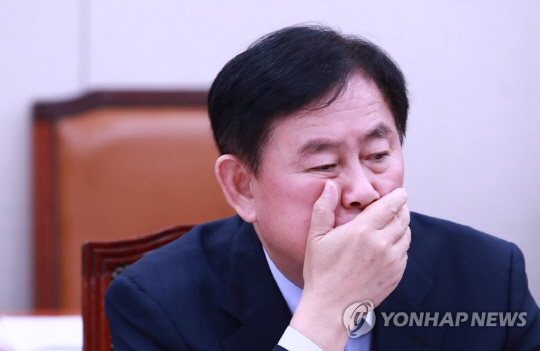 최경환 “朴 출당 원천무효…홍준표 법적·정치적 책임져야”