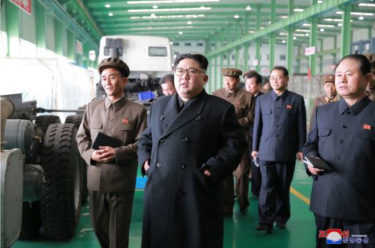 김정은 북한 노동당 위원장이 자동차공장인 ‘3월16일공장’을 현지지도했다고 조선중앙통신이 4일 보도했다. /연합뉴스