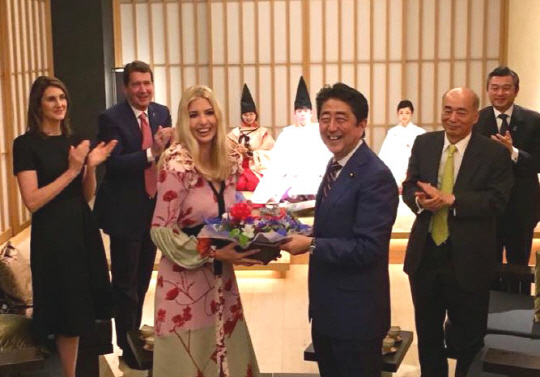 이방카(가운데 왼쪽)가 페이스북에 올린 아베 신조 일본 총리와의 만찬 사진. /이방카 페이스북 캡처=연합뉴스