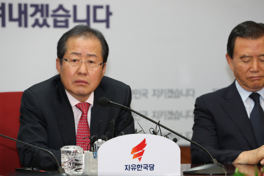 홍준표 자유한국당 대표가 3일 오후 서울 여의도 당사에서 열린 기자간담회에서 한국당 1호 당원인 박근혜 전 대통령 제명 사실을 밝히고 있다. /연합뉴스