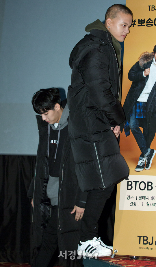 비투비 프니엘이 4일 오후 서울 중구 롯데시네마 에비뉴엘 명동점에서 열린 한 캐주얼 패션 브랜드 팬사인회에 참석하고 있다.