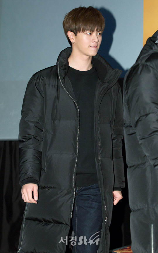 비투비 육성재가 4일 오후 서울 중구 롯데시네마 에비뉴엘 명동점에서 열린 한 캐주얼 패션 브랜드 팬사인회에 참석하고 있다.