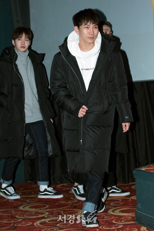 비투비 서은광이 4일 오후 서울 중구 롯데시네마 에비뉴엘 명동점에서 열린 한 캐주얼 패션 브랜드 팬사인회에 참석하고 있다.
