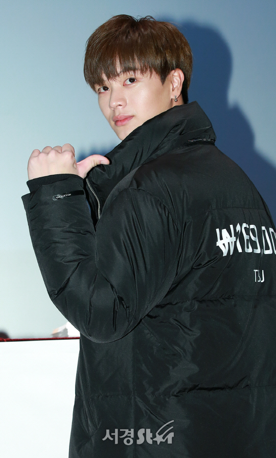 비투비 육성재가 4일 오후 서울 중구 롯데시네마 에비뉴엘 명동점에서 열린 한 캐주얼 패션 브랜드 팬사인회에 참석하고 있다.
