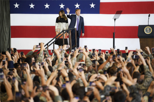 도널드 트럼프 미국 대통령이 5일 도쿄도(東京都) 요코타(橫田) 미군 공군 기지를 통해 일본에 도착한 뒤 격납고에서 연설에 앞서  주일미군에게 손을 흔들고 있다. /연합뉴스