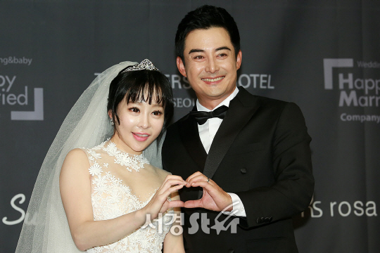 배우 이세창과 정하나가 5일 오후 서울 서초구 한 호텔에서 결혼식이 진행되기 전 기자회견을 갖고 있다./사진=지수진 기자
