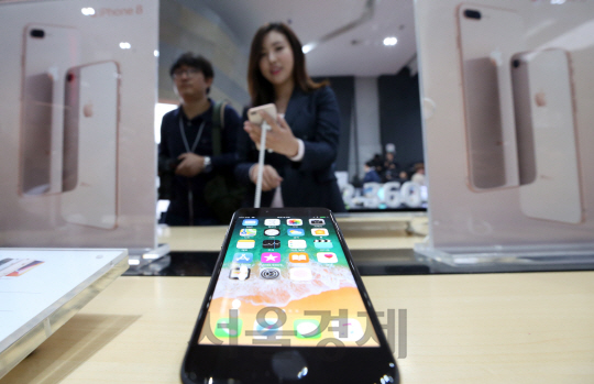 애플의 신작 ‘아이폰8’과 ‘아이폰8+’가 국내 판매를 시작한 3일 오전 서울 광화문 KT 올레스퀘어에서 시민들이 아이폰을 살펴보고 있다./송은석기자