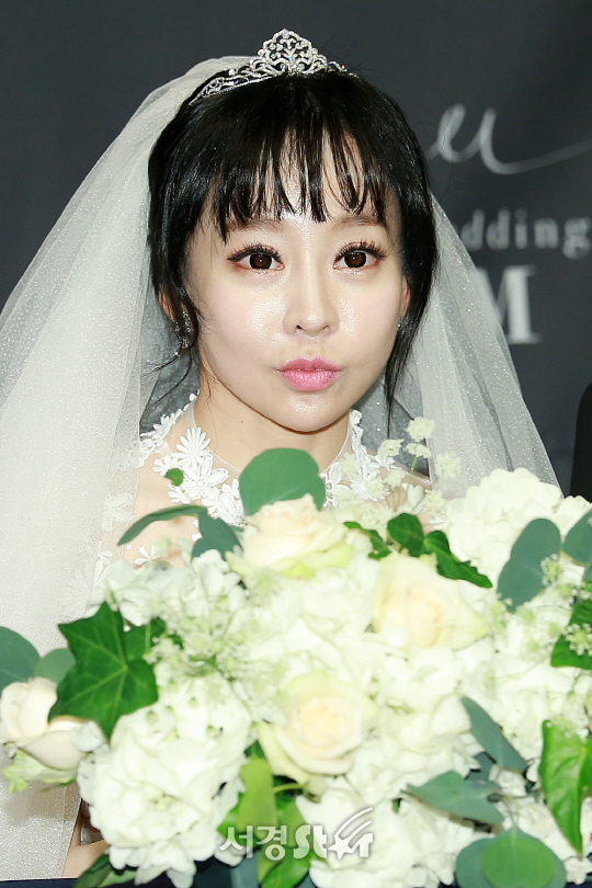 배우 정하나가 5일 오후 서울 서초구 한 호텔에서 결혼식이 진행되기 전 기자회견을 갖고 있다.