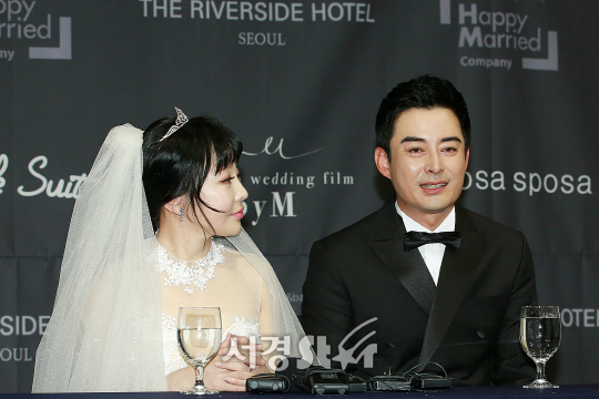 배우 정하나와 이세창이 5일 오후 서울 서초구 한 호텔에서 결혼식이 진행되기 전 기자회견을 갖고 있다.