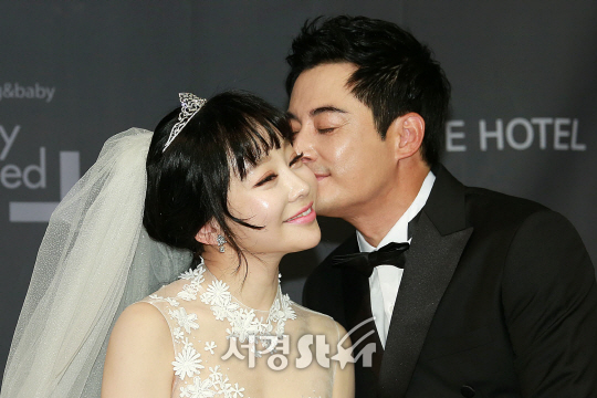 배우 이세창과 정하나가 5일 오후 서울 서초구 한 호텔에서 결혼식이 진행되기 전 기자회견을 갖고 있다.