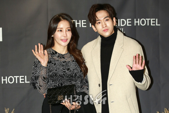 미나와 류필립이 5일 오후 서울 서초구 한 호텔에서 진행된 배우 이세창과 배우 정하나의 결혼식에 참석했다.