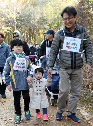 4일 달팽이 마라톤에 참여한 한 가족이 밝은 표정으로 숲길을 걷고 있다.