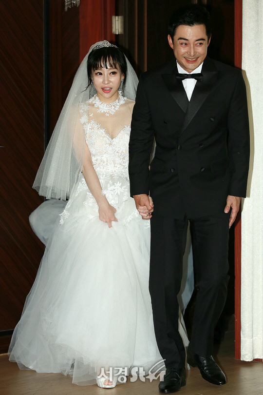 배우 이세창과 정하나가 5일 오후 서울 서초구 한 호텔에서 결혼식이 진행되기 전 기자회견을 갖고 있다.