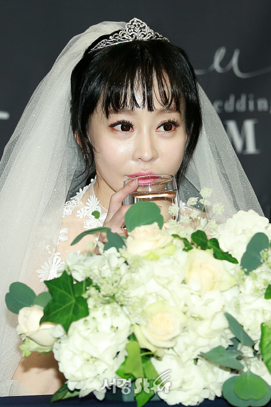 배우 정하나가 5일 오후 서울 서초구 한 호텔에서 결혼식이 진행되기 전 기자회견을 갖고 있다.