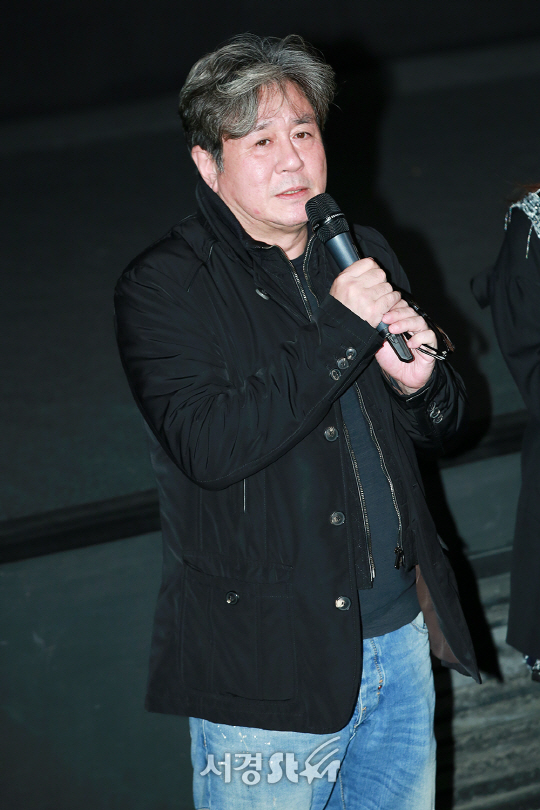 배우 최민식이 4일 오전 서울 성동구 CGV 왕십리에서 열린 영화 ‘침묵’ 무대인사 행사에 참석해 관객과의 시간을 갖고 있다.