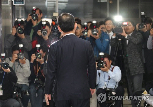 지난 5일 밤 주호영 바른정당 원내대표가 자유한국당과 통합 문제를 놓고 당내 자강파 의원과 논의하기 위해 국회 의원총회에 참석하고 있다./연합뉴스