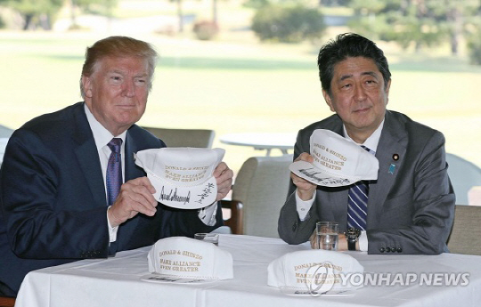 도널드 트럼프 미국 대통령과 아베 신조 일본 총리의 정상회담이 도쿄 모토아카사카 영빈관에서 진행된다./연합뉴스