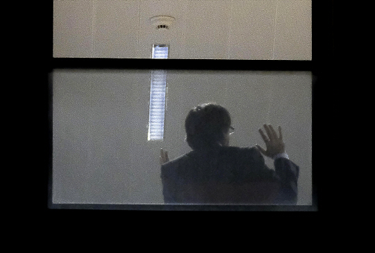 카를레스 푸지데몬 전 스페인 카탈루냐 자치정부 수반으로 보이는 남자가 5일(현지시간) 벨기에 브뤼셀의 검찰 사무실에서 수사에 응하고 있다.   /브뤼셀=AFP연합뉴스