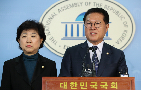 정운천(오른쪽)·박인숙 바른정당 의원이 6일 오전 국회 정론관에서 전당대회 불출마 선언 기자회견을 하고 있다./연합뉴스