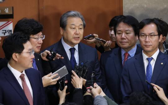 집단탈당에 후보 사퇴까지…반의반 쪽 된 바른정당 전대