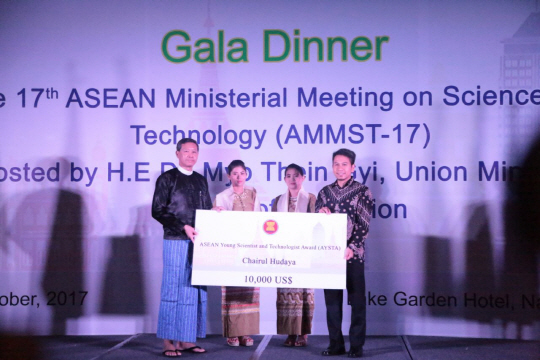 묘 테인 찌(사진 왼쪽 첫번째) 미얀마 교육부장관이 카이룰 후다야(〃네번째) 박사에게 상금을 전달하고 있다. 사진제공=UST