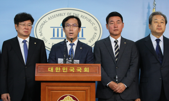 비른정당 통합파 의원들이 6일 국회 정론관에서 기자회견을 열고 탈당선언을 하고 있다. /연합뉴스