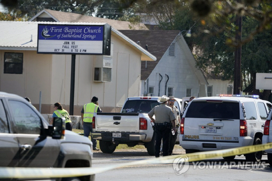 미국 텍사스의 한 교회에서 총기 난사 사고가 벌어져 20명 이상이 사망했다./ 연합뉴스