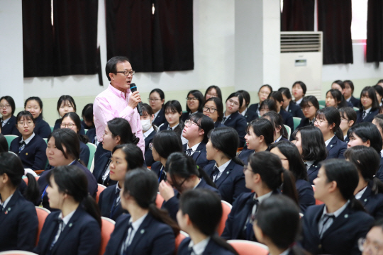 이순우 저축은행중앙회장이 6일 서울 성북구 동구마케팅고등학교에서 강의를 진행하고 있다./사진제공=저축은행중앙회