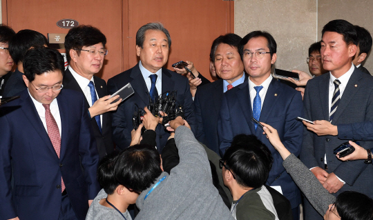 김무성(가운데) 의원 등 바른정당 통합파 의원들이 6일 오전 국회 정론관에서 기자회견을 통해 탈당선언을 한 뒤 취재진의 질문에 답하고 있다./이호재기자.