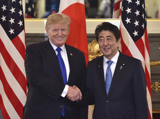도널드 트럼프(왼쪽) 미국 대통령과 아베 신조 일본 총리가 6일 도쿄 모토아카사카에 있는 영빈관에서 정상회담에 앞서 악수하고 있다. /도쿄=AP연합뉴스