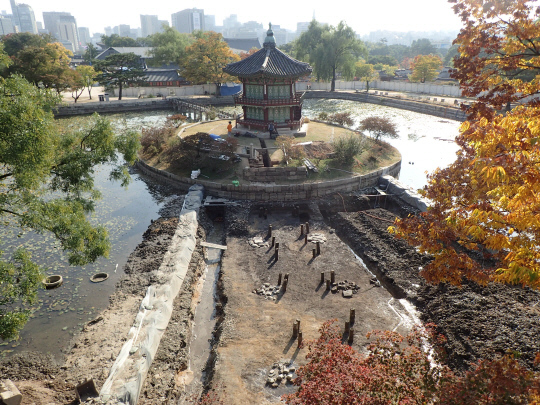 취향교 조사 전경. 향원정으로 가는 다리인 취향교의 원 위치가 드러나며 경복궁의 원래 모습에 한층 다가갈 수 있게 됐다./사진제공=문화재청