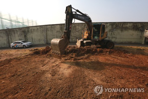 옛 광주교도소 ‘5·18 희생자 암매장 발굴’ 과거 “시신 위 약 1m 높이로 흙 덮었다.” 진술