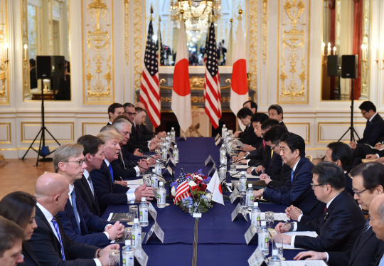 도널드 트럼프(왼쪽 가운데) 미국 대통령과 아베 신조(오른쪽 가운데) 일본 총리가 6일 일본 도쿄 아카사카 영빈관에서 정상회담을 하고 있다. 전날 아베 총리의 극진한 환대를 받은 트럼프 대통령은 방일 둘째 날인 이날 “수십년간 일본과의 무역이 공정하지 않았다”며 막대한 대일 무역적자에 노골적인 불만을 나타냈다.   /도쿄=EPA연합뉴스