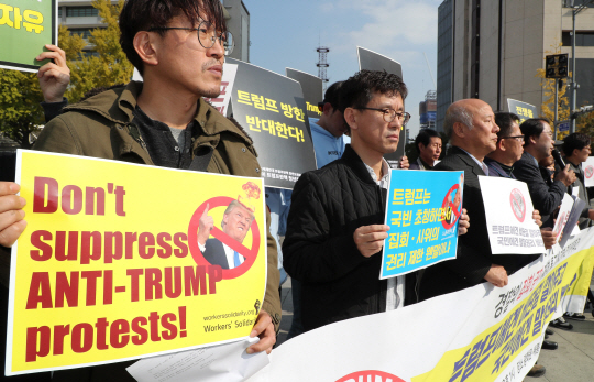 ‘노(NO)트럼프공동행동’ 관계자들이 6일 서울 종로구 광화문광장에서 경찰의 집회 금지를 규탄하고 있다. /연합뉴스