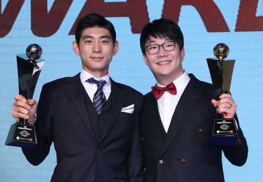 MVP로 선정된 양현종(오른쪽)과 신인상 수상자 이정후가 포즈를 취하고 있다. /연합뉴스