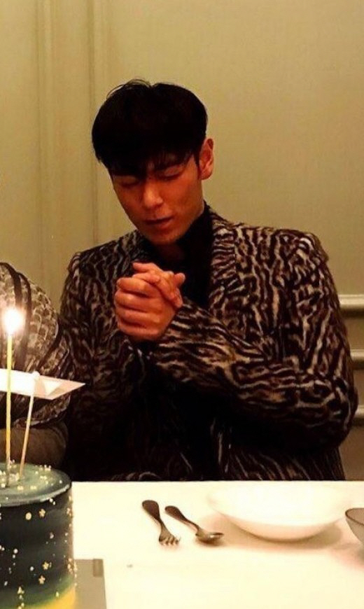 탑 근황 생일파티 중? ‘케이크 앞에서 기도하는 모습’ 네티즌 “이제 철 좀 들었음 좋겠다”