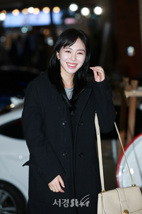AOA 민아가 6일 오후 서울 영등포구 한 음식점에서 열린 MBC 드라마 ‘병원선’ 종방연에 참석하고 있다.