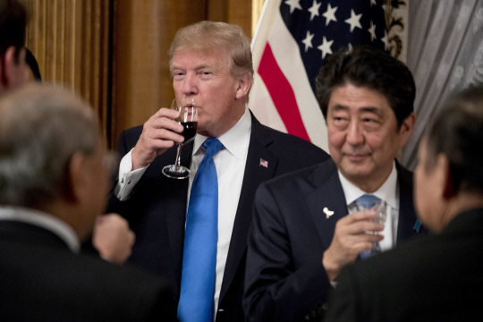 도널드 트럼프(왼쪽) 미국 대통령과 아베 신조 일본 총리가 6일 모토아카사카 영빈관에서 열린 만찬행사에 참석하고 있다. /도쿄=AP연합뉴스