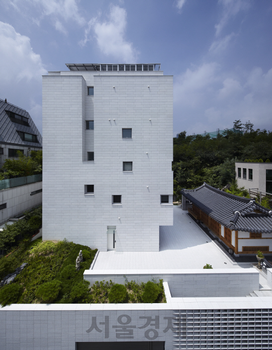 다산동 문화공유주택은 기능적으로는 사무실과 갤리리, 그리고 주거공간이 혼합돼 있으며 한옥과 양옥이 함께 존재하는 융합이 돋보이는 건축이다.