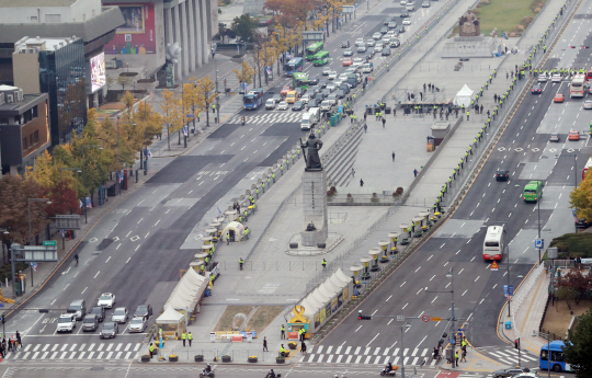 트럼프 미국 대통령이 방한하는 7일 서울 광화문역 광장 주변에 바리케이드가 설치되어 있다. /연합뉴스