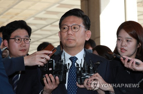 국정원 댓글 수사를 방해한 혐의로 구속된 장호중 전 부산지검장./연합뉴스