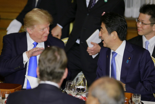 도널드 트럼프 미국 대통령과 아베 신조 일본 총리(오른쪽)/AP연합뉴스