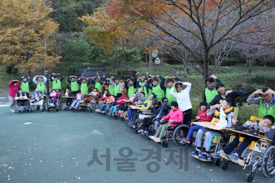 LH 직원들이 창원시 소재 중증장애인 시설인 풀잎마을을 찾아 ‘따뜻한 겨울나기’ 봉사 활동을 펼치고 거주자들과 놀이 시간을 갖고 있다. /사진제공=LH