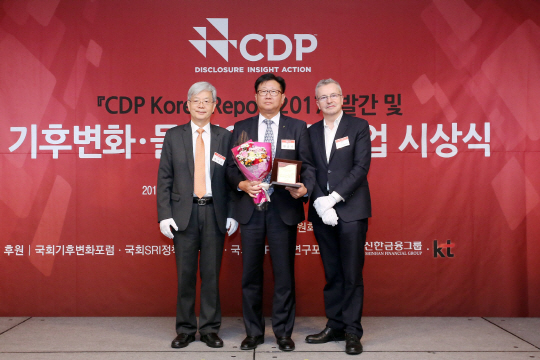 지난 10월 27일 서울 조선호텔에서 개최된 ‘2017 CDP KOREA 시상식’에서 민준기 현대건설 민준기 상무(가운데)가 상을 수상한 후 기념촬영을 하고 있다. /사진제공=현대건설