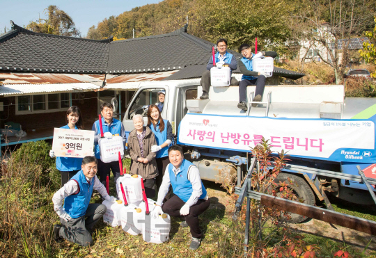 현대오일뱅크 직원들이 경기도의 한 취약계층 어르신 댁에 ‘사랑의 난방유’를 전달하고 있다. /사진제공=현대오일뱅크