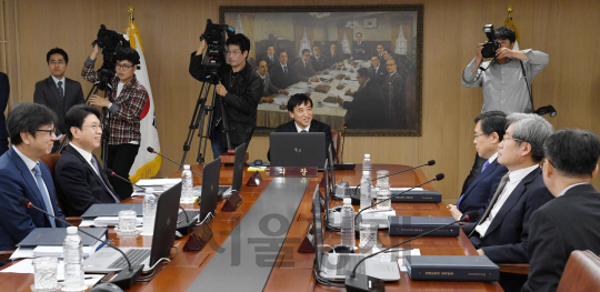 이주열 한국은행 총재가 지난 10월 19일 오전 서울 중구 한국은행에서 열린 금융통화위원회에서 회의를 주재하고 있다. /권욱기자