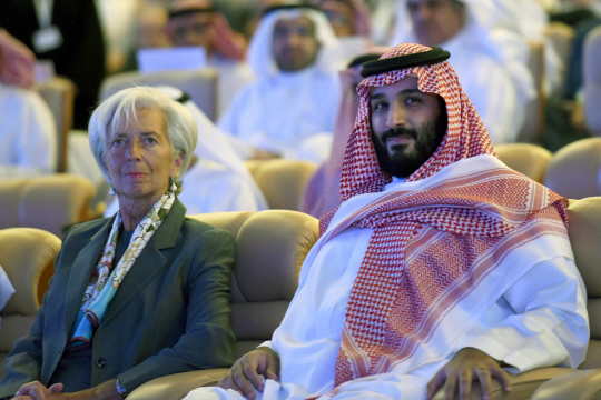 크리스틴 라가르드(왼쪽) IMF 총재와 함께 자리 한 사우디 빈살만 왕세자/AFP연합뉴스 .